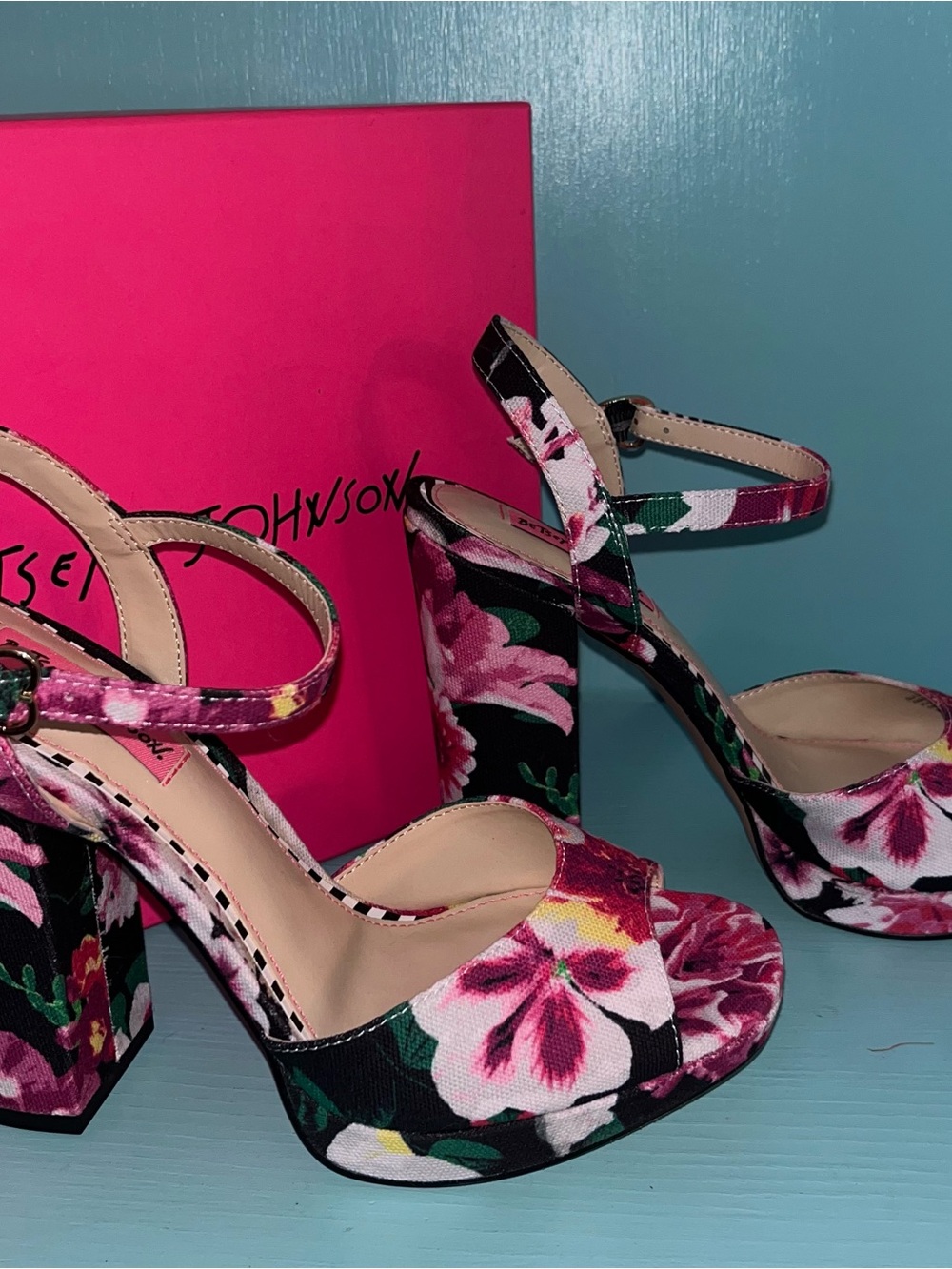 NWB Betsey Johnson Island Floral Garden Party Print Peep Toe Block Heel Sandals - Picture 4 of 7